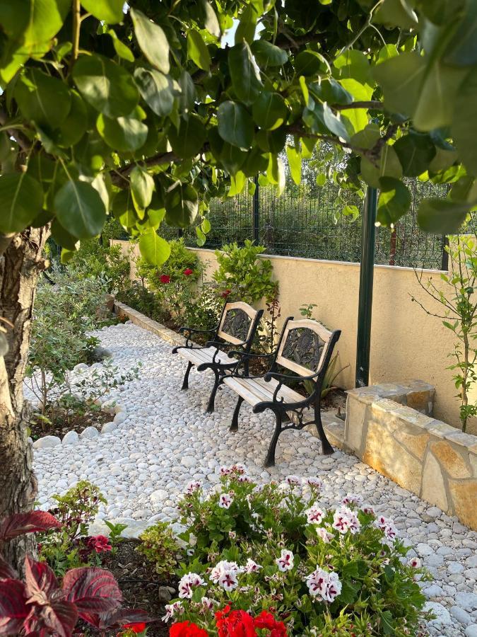Vila Natali Himare Exterior photo